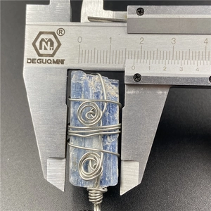 Pendentif en kyanite bleue avec fil enroulé mesurant 27mm de largeur sur un pied à coulisse
