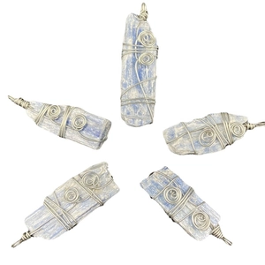 Pendentifs en kyanite bleue faits main avec fil d'argent torsadé et détails en spirale