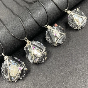 Lot de 4 pendentifs artisanaux en pierre noire enroulés de fil avec éclats d'opale