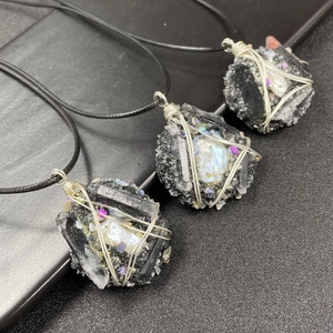 Pendentif en pierre noire enveloppé de fil irrégulier, collier de bijoux fait à la main