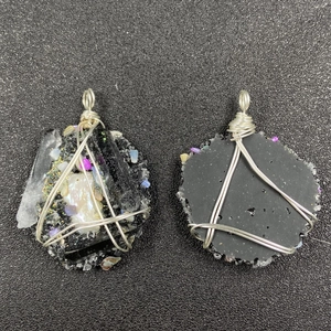 Pendentif exquis fait main en fil enveloppé de perles et cristaux de style bohème