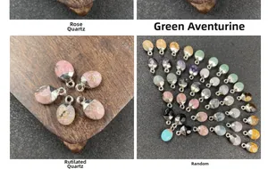 Detalle macro de colgantes de piedras semipreciosas facetadas con bucles de metal plata