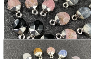 Vista macro de colgantes de piedras semipreciosas facetadas con bordes plateados