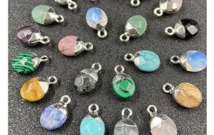 Colgantes de piedras semipreciosas de colores con bordes chapados en oro y ganchos de metal