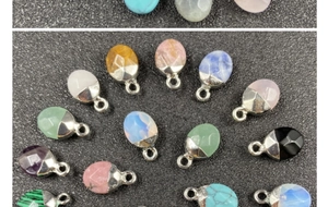 Vista macro detallada de colgantes ovalados de piedras semipreciosas para joyería DIY