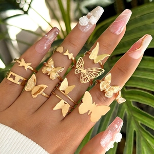Detailaufnahme des goldenen Schmetterlings-Ring-Sets mit filigranen Texturen
