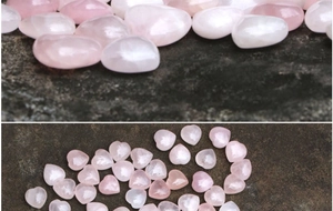 Vista macro di pietre di quarzo rosa a forma di cuore su uno sfondo di roccia scura