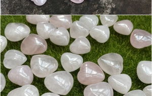 Pietre di quarzo rosa e cristallo bianco levigate a forma di cuore su prato sintetico