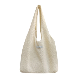 Borsa tote crema minimalista con trama a bolle e un'etichetta in stile coreano chic