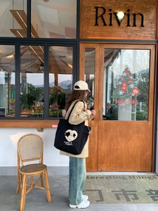 Bolso tote de lona negra con grafiti de corazón blanco y diseño de cordón para el hombro