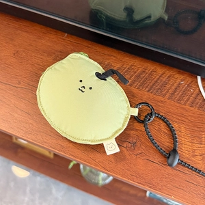 Λεπτομέρεια θήκης AirPods σε σχήμα αχλαδιού με φερμουάρ και μαύρο μεταλλικό γάντζο
