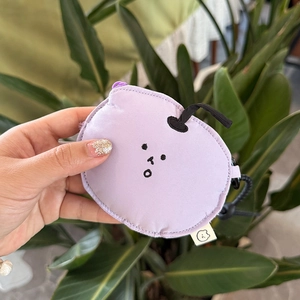 Λεπτομέρεια της μωβ υφασμάτινης θήκης AirPods με κέντημα και φερμουάρ σε κοντινή λήψη