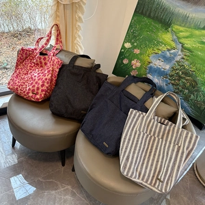 Grandi borse tote con stampa leopardata e strisce, doppie tasche e logo in metallo