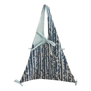 Tragetasche aus blauem Denim mit Fransenstreifen, Dreiecksform und hellem Bindeband