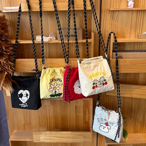 Bolsos bandolera de nailon con cordón y bordado de perrito disponibles en cinco colores