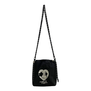 Bolso bandolera de nailon negro con cordón y bordado de corazón y correa tejida