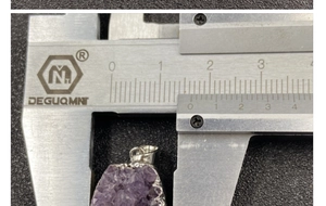 Detailed measurement of raw purple amethyst crystal pendant width showing 1.4cm size
