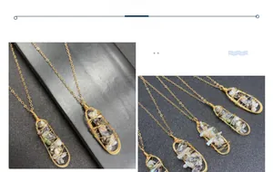 Dettaglio ravvicinato del ciondolo fatto a mano in filo dorato con perle barocche e pietre