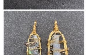 Dettaglio di pendenti in perle barocche avvolte in filo dorato con cristalli naturali