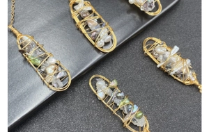 Dettaglio di perle barocche d'acqua dolce avvolte in filo d'oro per collane fai da te
