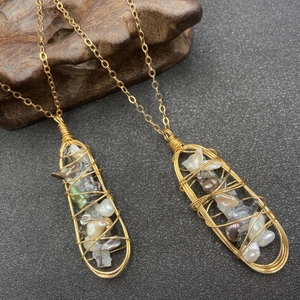 Collana con pendente di perle barocche e filo d'oro su una catenina delicata