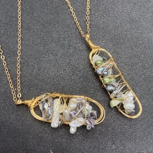 Collana di perle d'acqua dolce barocche con pendente artigianale in filo d'oro avvolto