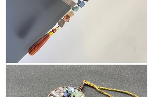 Nahaufnahme von 7 Chakra Lebensbaum Autoanhänger mit natürlichen Kristallen und Quasten