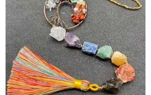 Details von 7-Chakra Lebensbaum Auto-Anhänger mit Naturkristallen und bunten Quasten