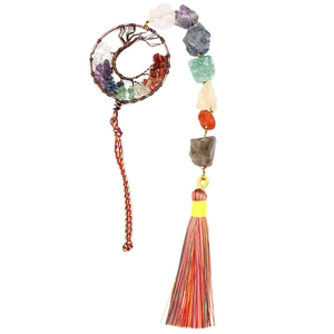 Chakra-Lebensbaum-Anhänger mit natürlichen Rohsteinen und bunter Seidenquaste