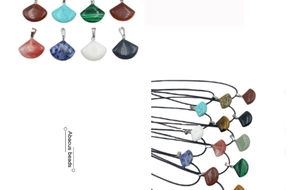 Dettaglio di ciondoli in cristallo a forma di ventaglio in vari colori con collana nera
