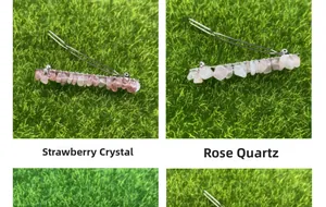 Détail de barrettes argentées avec pierres en quartz fraise et quartz rose naturel