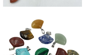 Dettaglio di pendenti a ventaglio in occhio di tigre, lapislazzuli e malachite