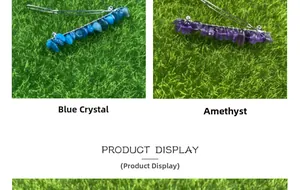 Détails des pierres de kyanite bleue et d'améthyste violette sur des pinces à cheveux en métal