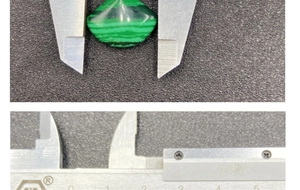 Misurazione delle dimensioni di un ciondolo in malachite con calibro digitale