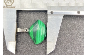 Ciondolo in malachite a forma di ventaglio misurato con calibro e trama in pietra verde