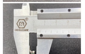 Misurazione dettagliata del ciondolo in pietra verde da 8 mm con un calibro