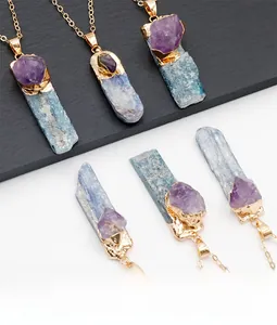 Détail de pendentifs en kyanite bleue et améthyste brute avec bordure dorée