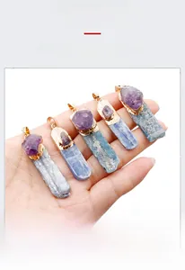Détail du pendentif artisanal en kyanite bleue et améthyste naturelle avec bordure dorée