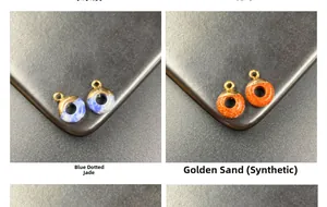 Λεπτομέρεια macro από στρογγυλά μενταγιόν Blue Spot Jade και Χρυσό Σανδαλόλιθο