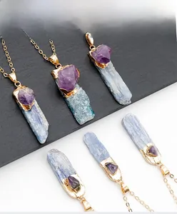 Macro d'un pendentif en kyanite et améthyste naturelle avec bords dorés à l'or