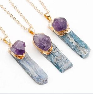 Détail du pendentif doré avec kyanite bleue naturelle et pierres d'améthyste brute