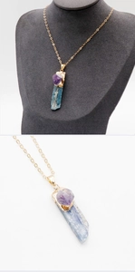 Détail macro du pendentif en kyanite et améthyste avec collier doré à l'or