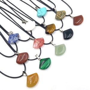 Collana con Pendente in Pietra Semipreziosa Naturale a Forma di Ventaglio Ossidiana Occhio di Tigre Gioielli Accessorio Lucidato