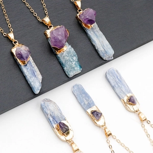Pendentif en cyanite et améthyste naturelle sur une chaîne de collier plaquée or