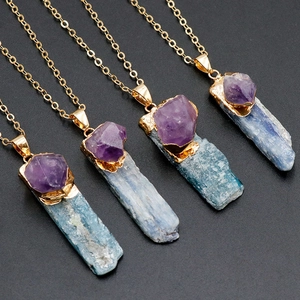 Collier avec pendentif en kyanite naturelle et améthyste, design en pierre brute dorée