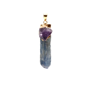 Pendentif en cyanite et améthyste naturelles avec dorure sur fond blanc épuré