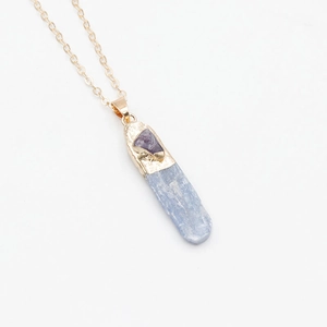 Halskette mit kyanit-anhänger und amethyst in unregelmäßiger form mit gold-finish