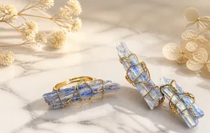 Dettaglio dell'anello artigianale con filo dorato e cristallo di cianite blu naturale