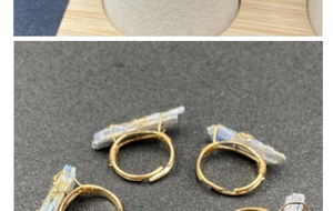 Dettaglio di quattro anelli fatti a mano in filo d'oro con pietre di cianite blu naturale