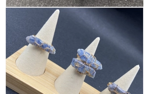 Dettaglio del filo d'oro fatto a mano avvolto su pietra cianite blu del anello